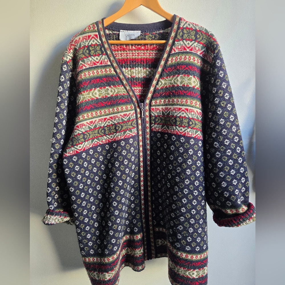 Navy and Red Patterned Women's Sweater Vintage